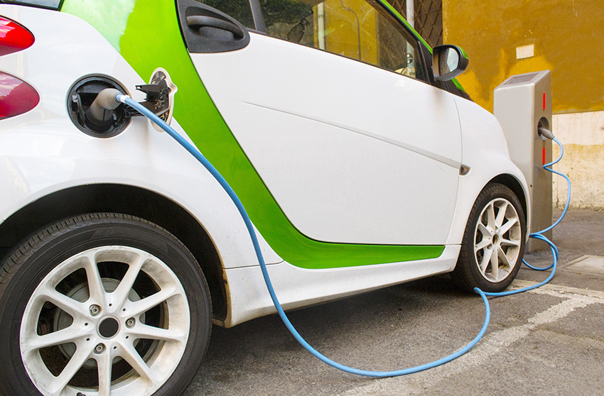 Coche eléctrico cargando